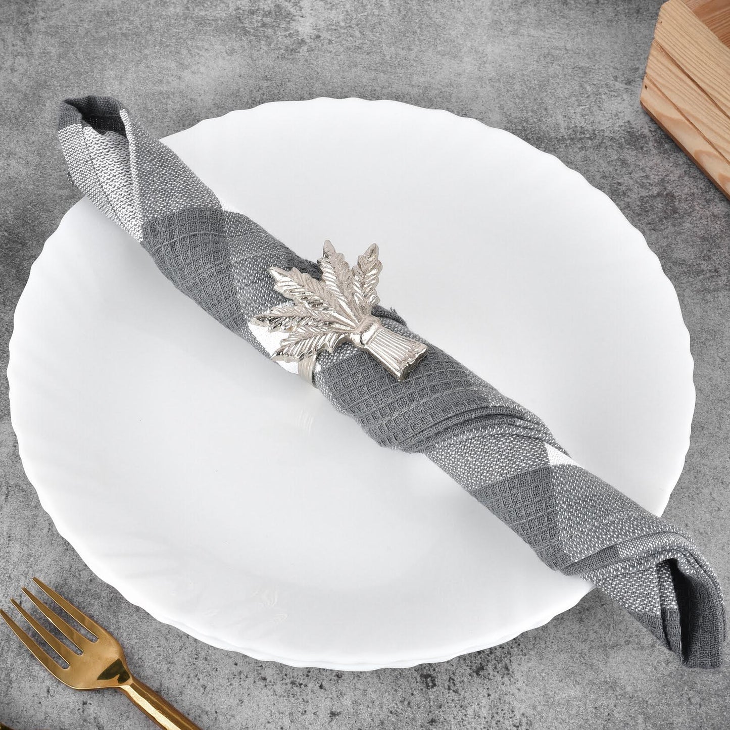 Elegant Napkin Ring With Velvet Box
